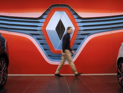 Una persona pasa por delante de la ense&ntilde;a de la marca Renault.