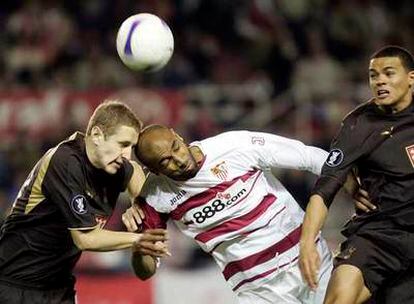 Dawson y Kanouté pelean por el balón.