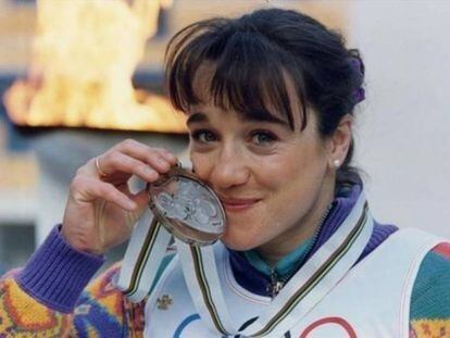 Blanca Fernández Ochoa con la medalla de bronce que consiguió en los Juegos Olímpicos de Albertville en 1992. En vídeo, declaraciones de Lola, la hermana de la esquiadora.