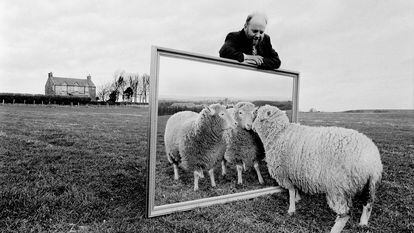 Ian Wilmut retratado con una oveja en Midlothian, Escocia, Reino Unido, en marzo de 1997.