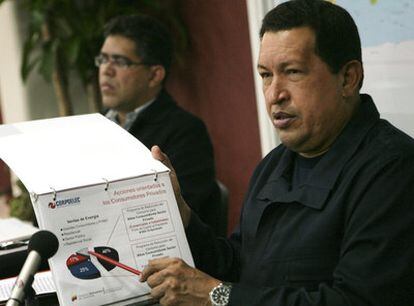 Hugo Chávez muestra un gráfico de consumo energético tras anunciar las medidas de excepción.