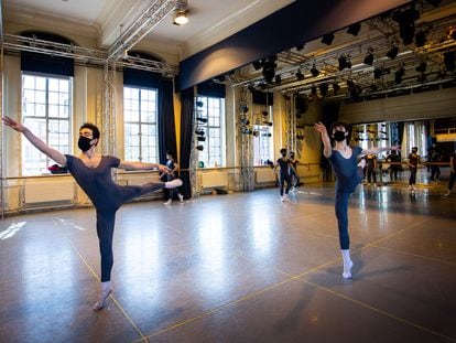 De Izquierda a derecha, José Lorca y Samuel López, estudiantes de la English National Ballet School, durante una de sus clases en Londres.