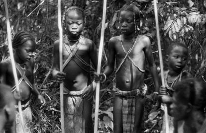 'Cuatro chicas en un ritual de ablación del clitoris', Ubangui-Chari, África Central, 1957.