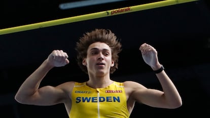 El sueco Armand Duplantis compite durante la final de salto con pértiga masculino en el Campeonato de Europa de Atletismo en pista cubierta en Torun, Polonia, el pasado 7 de marzo de 2021.