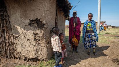 Ole Ndaika, el anciano de una de las aldeas masáis del lado keniano de la frontera, al lado de su casa.