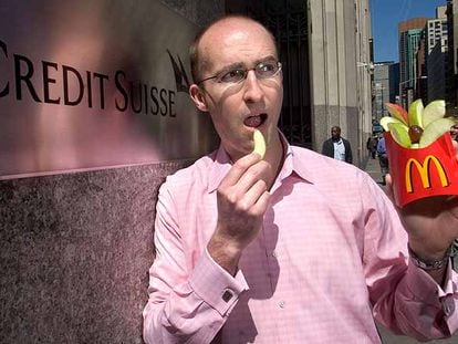 Keith Seigner, analista del Crédit Suisse, posa al lado de un restaurante de McDonald&#39;s en Nueva York.