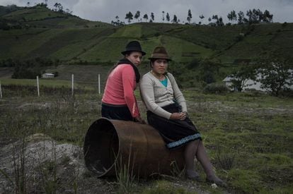 Fernanda Pilatasi (izquierda) y Maira Patango (derecha) son productoras de chochos y trabajan en la fábrica procesadora en Chugchilán (Ecuador) que se ha abierto con fondos de la cooperación española.