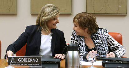 La ministra de Empleo y Seguridad Social, Fatima Iba&ntilde;ez, con la presidenta de la comision del Pacto de Toledo