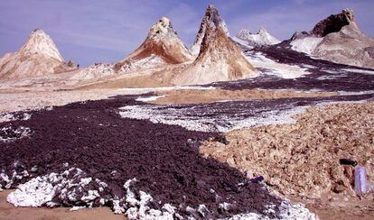 El volc&aacute;n Oldoinyo Lengai, en Tanzania, es actualmente el &uacute;nico que emite rocas del carbono profundo, procedentes del manto terrestre.
 
  
 