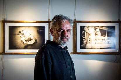 El fotógrafo Ángel Gutiérrez durante la inauguración de la exposición 'Luchadores del Siam'.