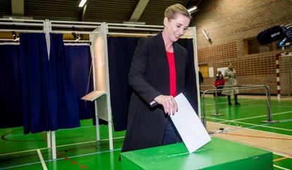 Mette Frederiksen, del Partido Socialdemócrata, vota en las elecciones europeas el 26 de mayo de 2019 en Copenhague. 