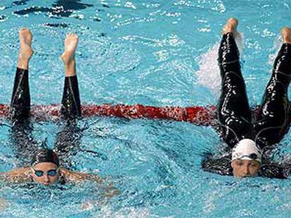 La española Nina Jivanevskaia, a la izquierda, junto a Hlavackova, tras ganar la medalla de oro.