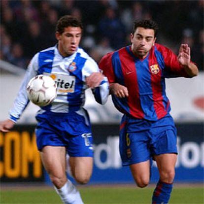 El jugador del Barcelona Xavi Hernández (dcha) lucha un balón con el argentino Rodríguez.