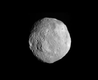 Imagen de archivo del asteroide Vesta. Se espera que la nave no tripulada "Dawn" capture imágenes mas detalladas del cuerpo celeste.