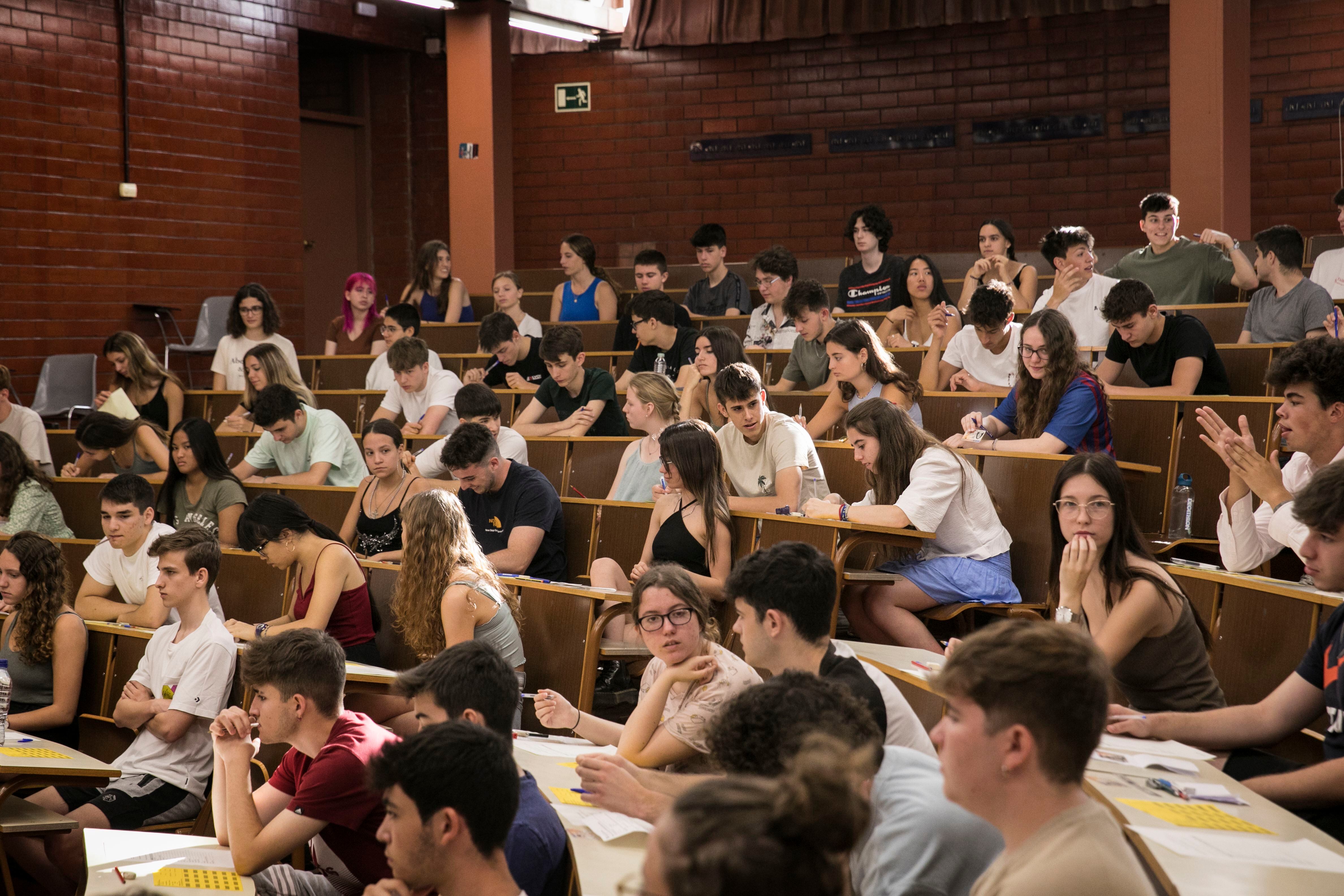 Más de 42.000 estudiantes inician este martes la Selectividad en Cataluña, en la que ya se podrán esquivar las lecturas obligatorias