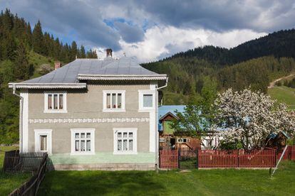 Los vecinos de Ciocanesti (en la imagen, una casa del pueblo), en Bucovina, mantienen la tradición de decorar las fachadas de sus hogares con diseños tradicionales, como aprendieron de sus padres, y de los padres de sus padres. Son los mismos motivos antiquísimos que inspiran los trajes tradicionales y los huevos pintados, y que tienen su significado. Así, el diamante es un símbolo de sabiduría, y el cuadrado, de inteligencia; los círculos simbolizan el infinito y la eternidad, y la red o el tamiz, el discernimiento entre el bien y el mal, lo correcto y lo incorrecto. Estas casas pintadas son lo primero que capta la atención del viajero, que verá que la decoración no solo embellece las viviendas particulares sino las tiendas, la oficina de correos o el Ayuntamiento.