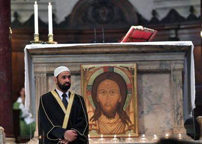 El iman Sami Salem durante la misa del domingo en la Iglesia de Santa María en Trastevere en Roma.
