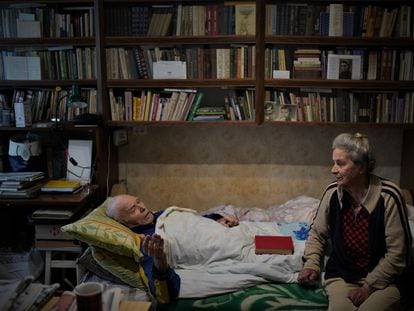 Valerian y Raisa Pavlenko, de 86 y 85 años, el martes en su piso de Kiev.