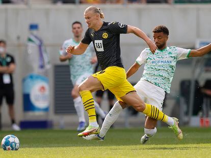 El delantero del Borussia Dortmund Erling Haaland disputaba el sábado un balón durante un partido de la liga alemana.
