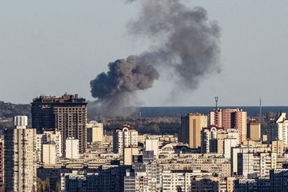 Una columna de humo se eleva este lunes en las afueras de Kiev tras un ataque con misiles rusos.
