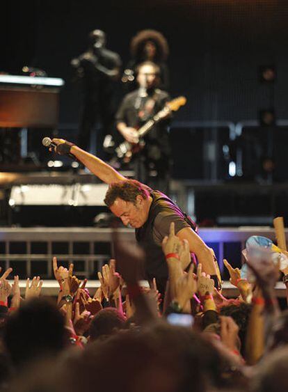 Bruce Springsteen, ayer, con el público, durante su concierto en el Monte do Gozo.