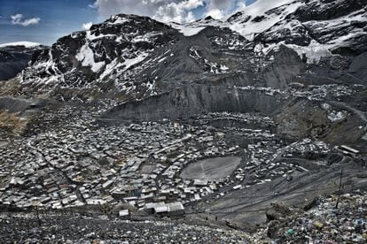 La Rinconada, a más de 5000 metros de altitud en los Andes peruanos, está considerada la ciudad más alta del planeta. Una ciudad improvisada de casas de zinc entre nieves perpetuas.