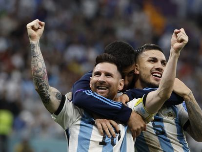 GR5722. RAYÁN (CATAR), 09/12/2022.- Lionel Messi de Argentina celebra al ganar la serie de penaltis hoy, en un partido de los cuartos de final del Mundial de Fútbol Qatar 2022 entre Países Bajos y Argentina  en el estadio de Lusail (Catar). EFE/ JJ Guillén
