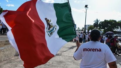Una mujer ondea una bandera de Morena en Campeche, en junio de 2021.