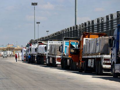Una larga fila de camiones esperaba ante el puesto fronterizo de Rafah, que une Gaza con Egipto, en el lado egipcio, el pasado 23 de marzo.