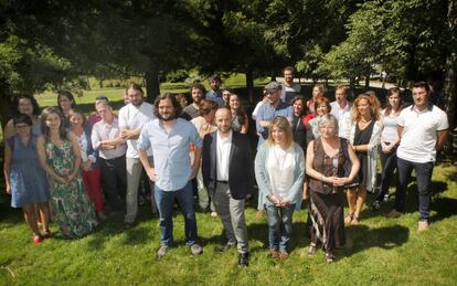 Els candidats de En Marea a les eleccions gallegues posen junt amb Luis Villares (centre), aspirant de la coalició a liderar la Xunta.