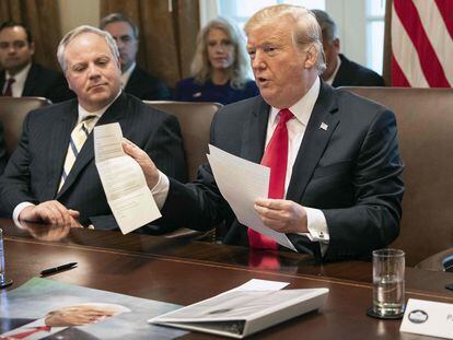 Donald Trump muestra una carta de Kim Jong-un durante una reunión del gabinete en la Casa Blanca, el 2 de enero de 2019.