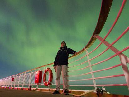 Aurora boreal en cubierta del crucero de Hurtigruten.