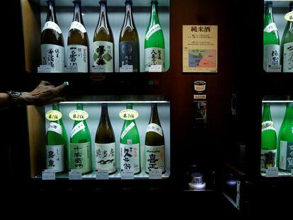 Máquina expendedora de sake en un bar de Tokio.
