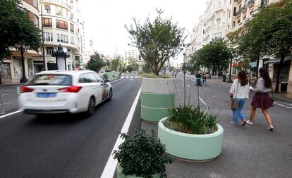 La plaza del Ayuntamiento de Valencia, peatonalizada tan solo con maceteros y pintura.