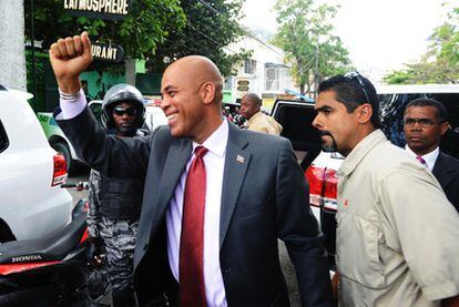 Michel Martelly, presidente electo de Haítí, saluda ayer a sus seguidores en Puerto Príncipe.