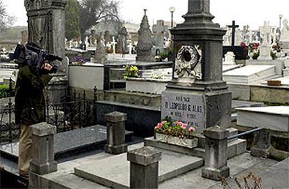 Aspecto de la tumba de Clarín en Oviedo, que ha sufrido daños este fin de semana.