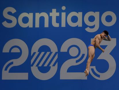 Un deportista participa en un entrenamiento de clavados en el Centro Acuático de los Juegos Panamericanos 2023, en Santiago (Chile).