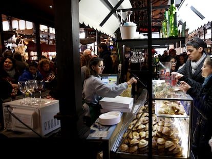 Una dependiente en el Mercado de San Miguel.