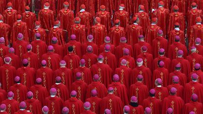 Cardenales y obispos asisten al funeral en la plaza de San Pedro, este jueves.