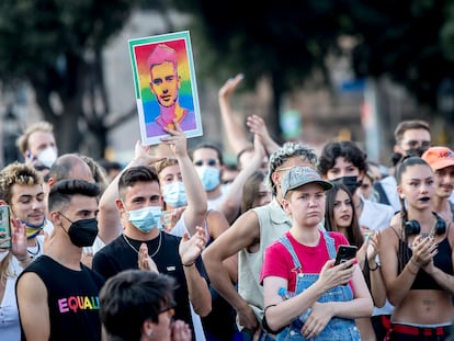 Manifestación celebrada el 22 de julio en Barcelona en la que uno de los asistentes muestra un retrato de Samuel Ruiz, el joven asesinado de una paliza el 3 de julio en A Coruña entre insultos homófobos.