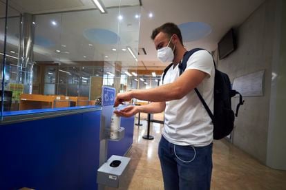 Un estudiante utiliza gel hidroalcohólico en la biblioteca de la Universidad Pública de Navarra. 