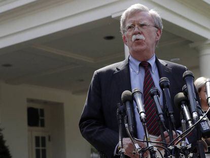 John Bolton atiende a la prensa este martes, en la Casa Blanca. En vídeo, cronología de la jornada del martes en Venezuela.