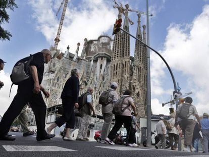 Turistas en Barcelona frente a la Sagrada Familia.