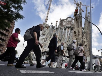 Turistas en Barcelona frente a la Sagrada Familia.