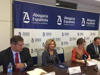 De izquierda a derecha, Gregorio Garc&iacute;a (director de colectivos Santander Espa&ntilde;a), Rosalina D&iacute;az (presidenta de Wolters Kluwer Espa&ntilde;a), Victoria Ortega (presidenta del CGAE), Antonio Mor&aacute;n (presidente de la Comisi&oacute;n de Justicia Gratuita del CGAE) y Jos&eacute; Juan Toharia (presidente de Metroscopia),