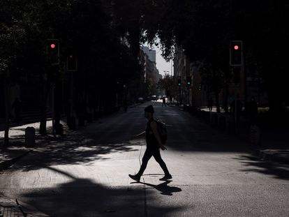 Un hombre con tapabocas camina el miércoles por una calle semivacía en el centro de Santiago de Chile.