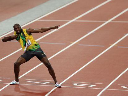 Bolt celebra su triunfo en los 200m.