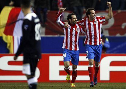 God&iacute;n (derecha) celebra con Juanfran su gol ante el Lazio.