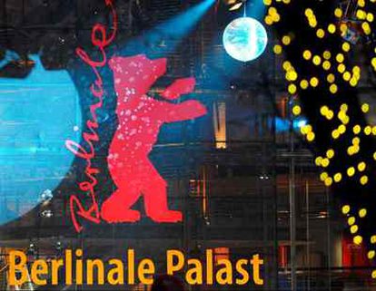 El logo de la edición 60 del Berlinale se proyecta en la plaza Postdam en Berlin, Alemania.
