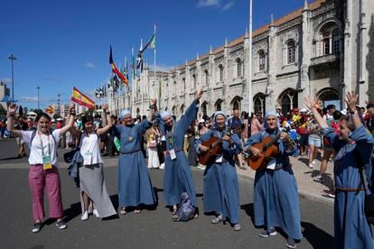 Un grupo de monjas españolas participa en la Jornada Mundial de la Juventud, en los alrededores del Monasterio de los Jerónimos, este martes.